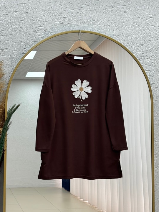Cemşah Papatya Nakışlı Yazılı Yırtmaçlı Bluz-SS13157 Kahve
