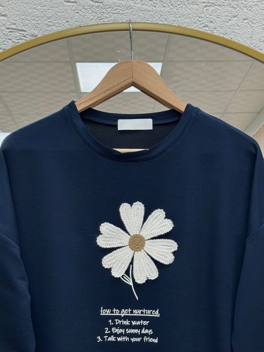Cemşah Papatya Nakışlı Yazılı Yırtmaçlı Bluz-SS13157 Lacivert