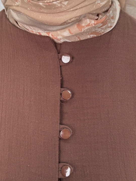 Kristal Düğmeli Katkatlı Müslin Elbise-ML2143 Kahve