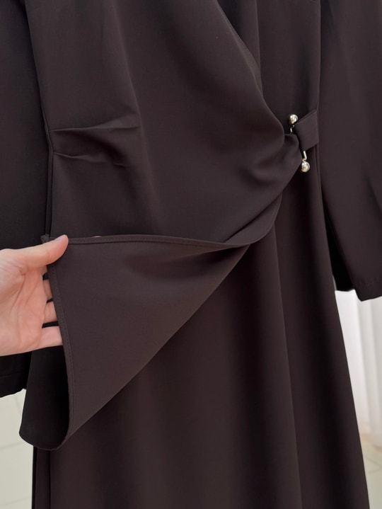 Yelda Kruvaze Kapamalı Minimal Aksesuar Detaylı Krep Elbise-FA1044 Kahve