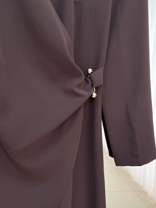 Yelda Kruvaze Kapamalı Minimal Aksesuar Detaylı Krep Elbise-FA1044 Kahve