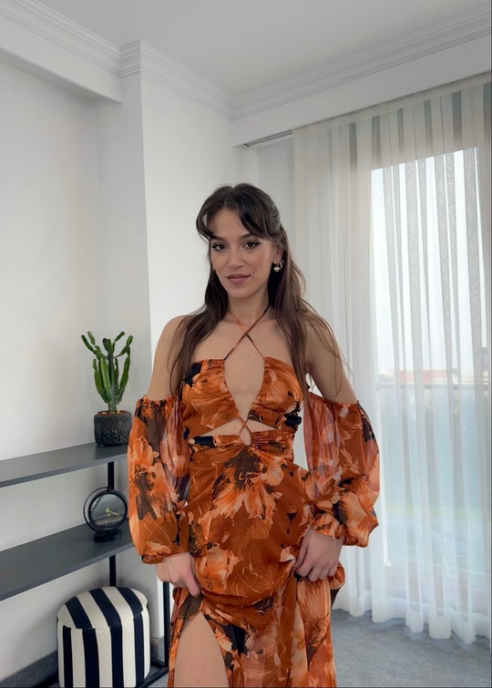 Flora Bağlama Detaylı Uzun Yırtmaçlı Turuncu Desenli Elbise 