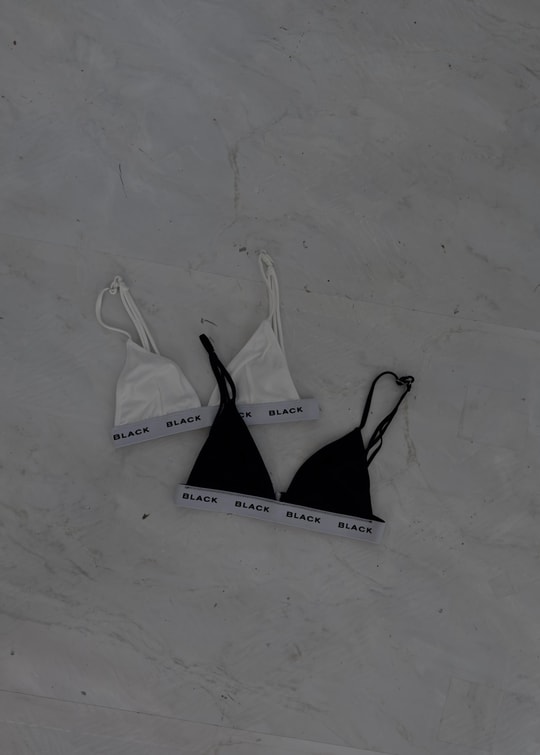 Beyaz V Black Bra