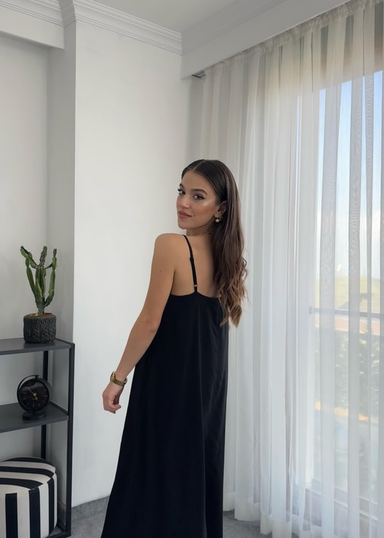 Siyah Cep Detaylı Midi Boy Askılı Elbise
