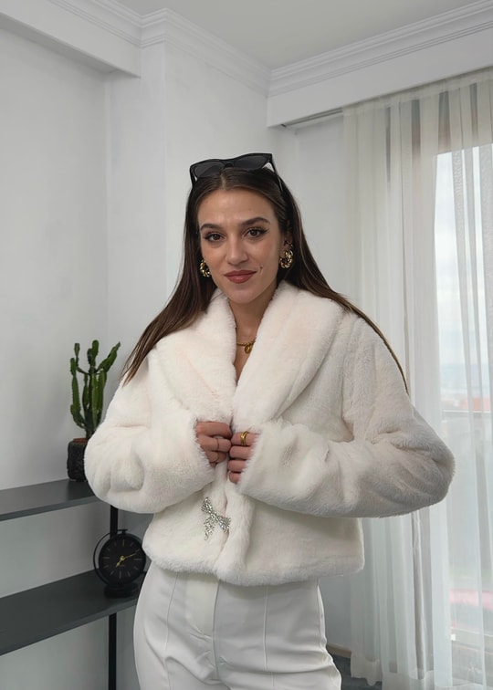 Peluş Broş Aksesuarlı Ekru Kürk 