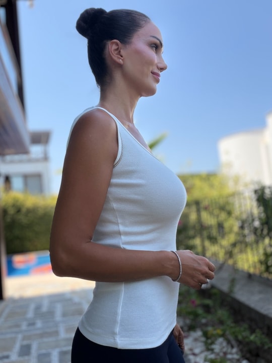 Beyaz Askı Kenarı Taşlı Pamuklu Bluz