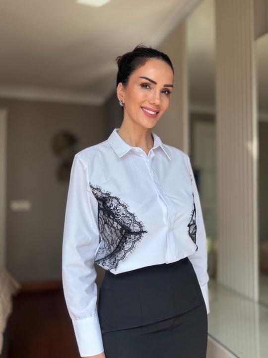 Beyaz Üzeri Siyah Dantelli Gömlek