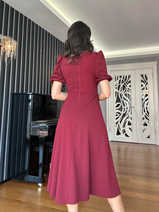 Bordo Balon Kol Fiyonk Broşlu Elbise