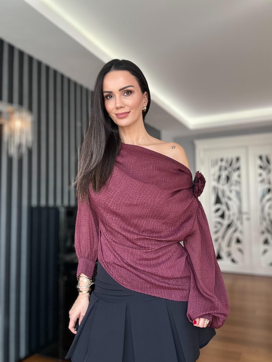 Bordo Düşük Omuz Çiçek Broşlu Bluz
