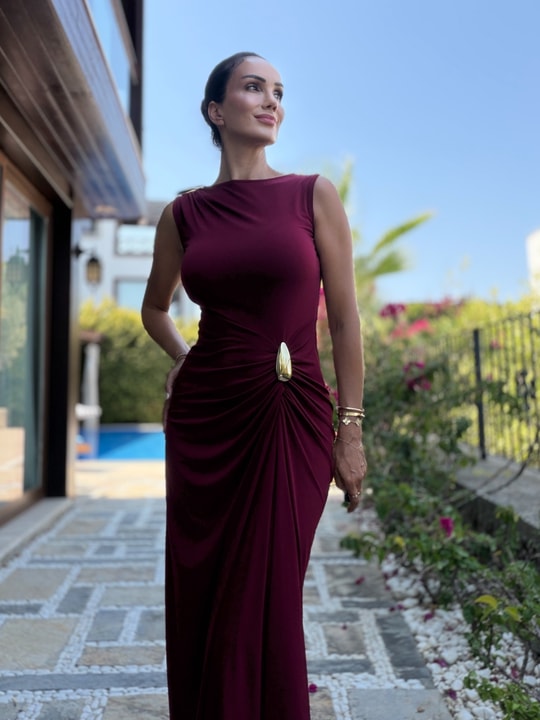 Bordo Omuzu Ve Beli Tokalı Yan Büzgülü Elbise