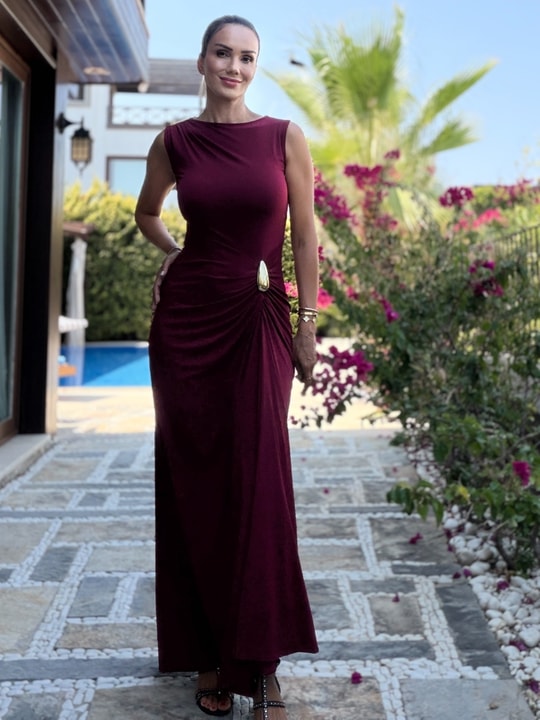 Bordo Omuzu Ve Beli Tokalı Yan Büzgülü Elbise
