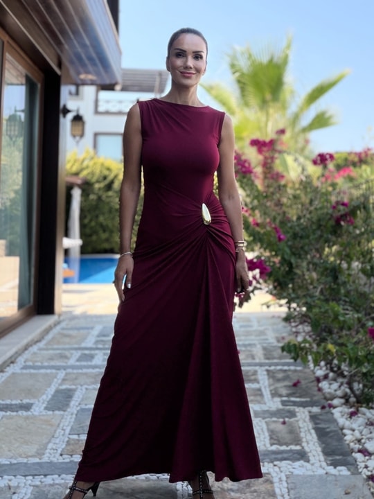 Bordo Omuzu Ve Beli Tokalı Yan Büzgülü Elbise