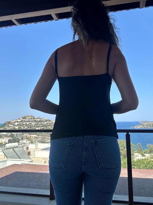 Degaje Yaka Askılı Siyah Bluz