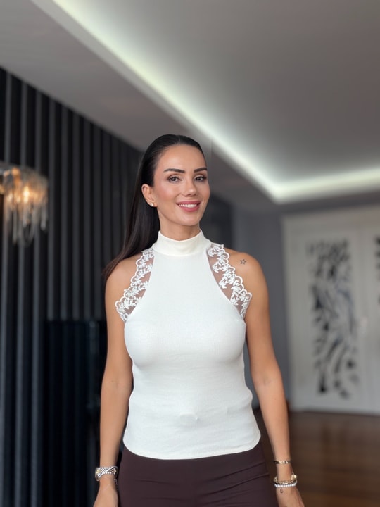 Ekru Halter Yaka Güpürlü Bluz