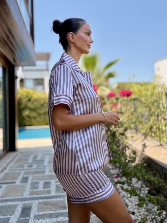Gri Açık Pembe Çizgili Şortlu Saten Pijama Takım