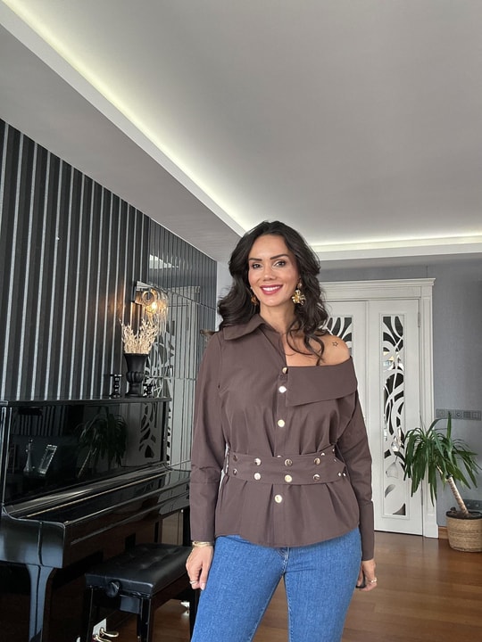 Kahverengi Tek Omuz Dekolteli Kemerli Tasarım Gömlek