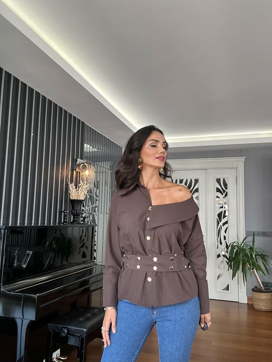 Kahverengi Tek Omuz Dekolteli Kemerli Tasarım Gömlek