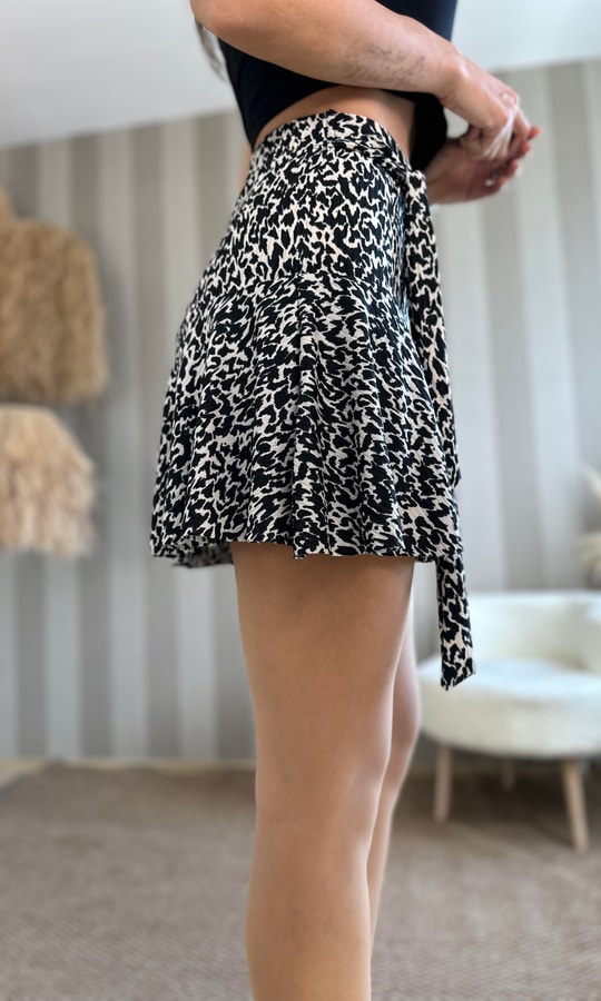 Siyah Bej Leopar Desenli Mini Şort Etek