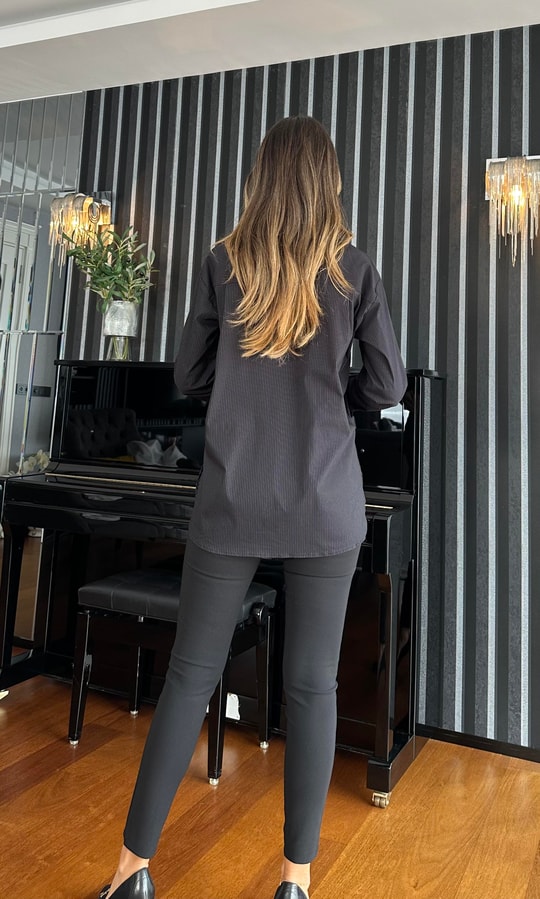 Siyah İnce Çizgili Likralı Gömlek