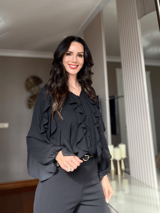 Siyah Katlı Volanlı Gömlek