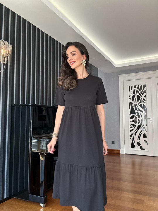 Siyah Kısa Kollu Eteği Katlı Dikişli Elbise