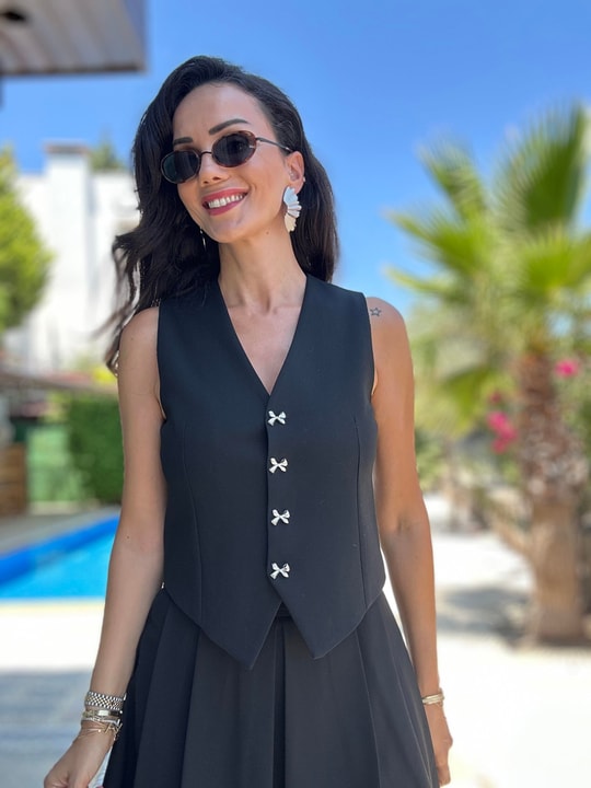 Siyah Kurdele Düğmeli Yelek