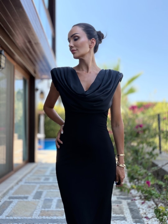 Siyah Yakası Degaje Uzun Elbise