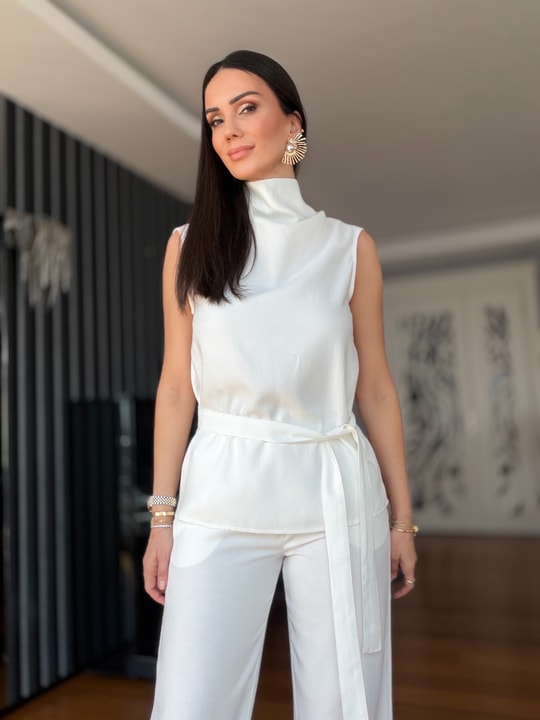 Beyaz Pantolon Dik Yaka Bluz Takım