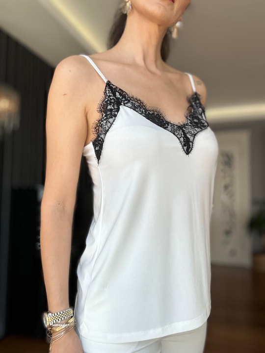 Beyaz Üzeri Siyah Dantelli Askılı Bluz