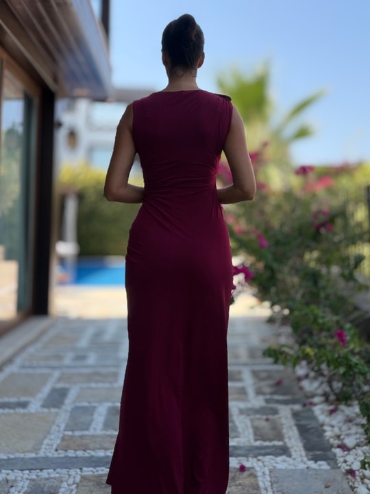 Bordo Omuzu Ve Beli Tokalı Yan Büzgülü Elbise