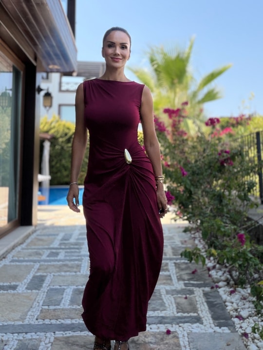 Bordo Omuzu Ve Beli Tokalı Yan Büzgülü Elbise