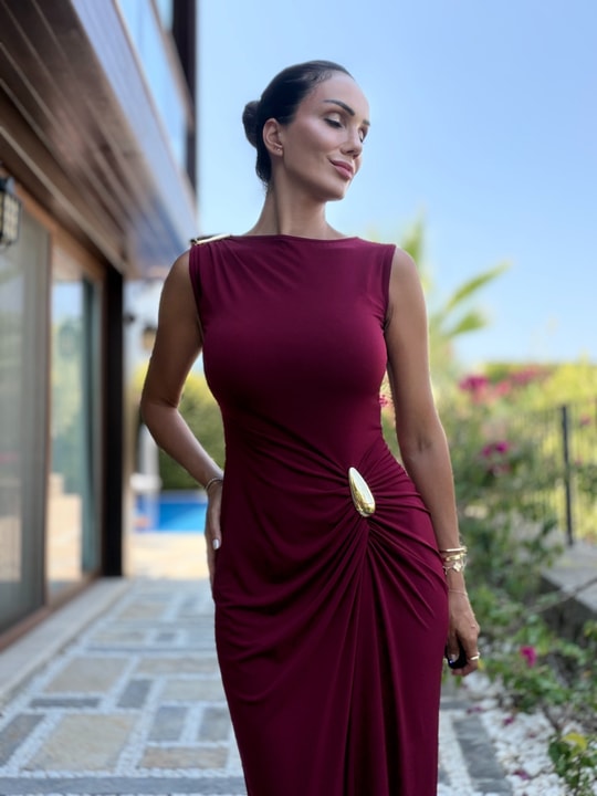 Bordo Omuzu Ve Beli Tokalı Yan Büzgülü Elbise