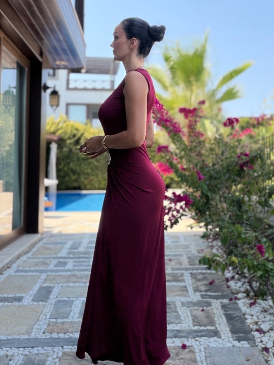 Bordo Omuzu Ve Beli Tokalı Yan Büzgülü Elbise