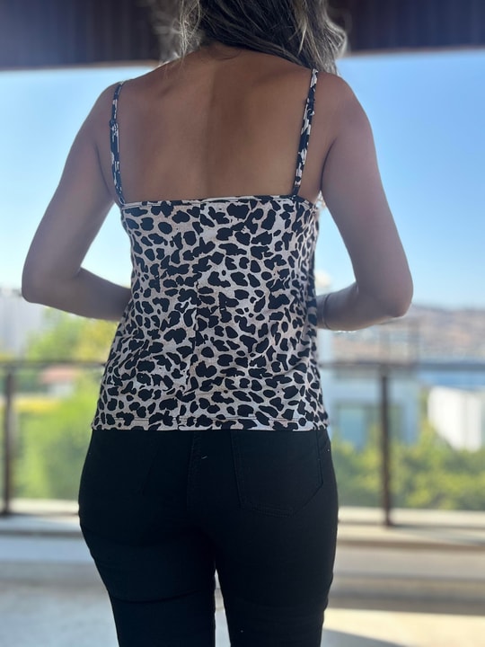 Degaje Yaka Askılı Leopar Bluz