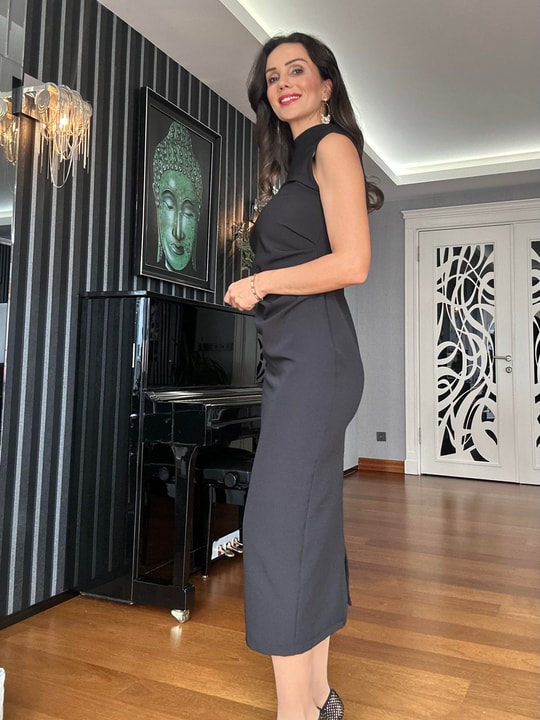 Drape Detaylı Yırtmaçlı Siyah Elbise