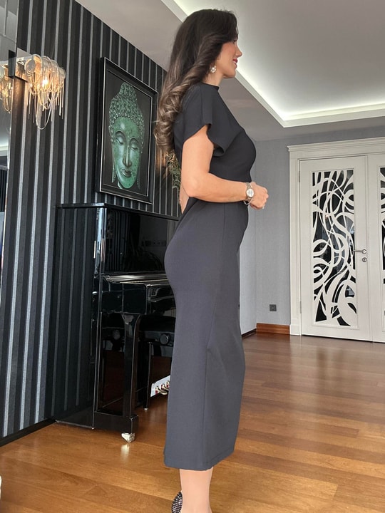 Drape Detaylı Yırtmaçlı Siyah Elbise