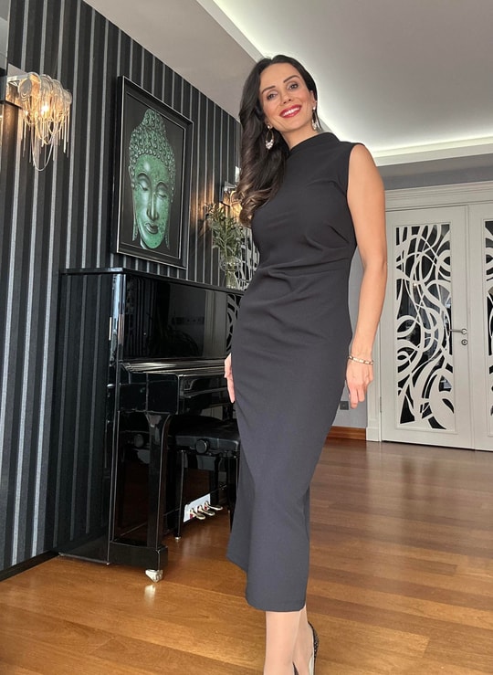 Drape Detaylı Yırtmaçlı Siyah Elbise