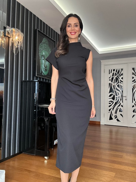 Drape Detaylı Yırtmaçlı Siyah Elbise