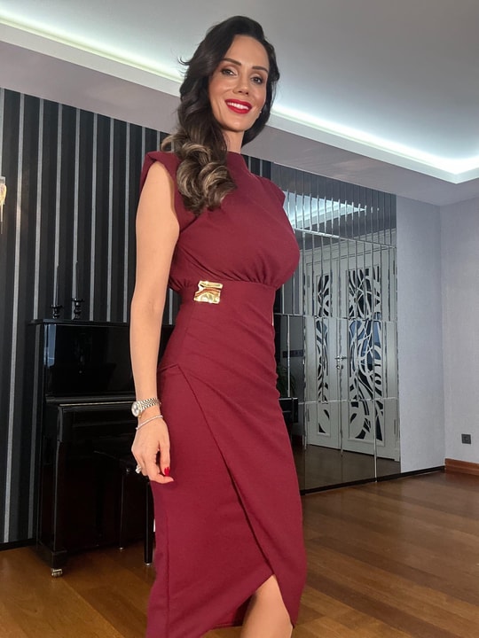 Gold Broşlu Drapeli Bordo Elbise