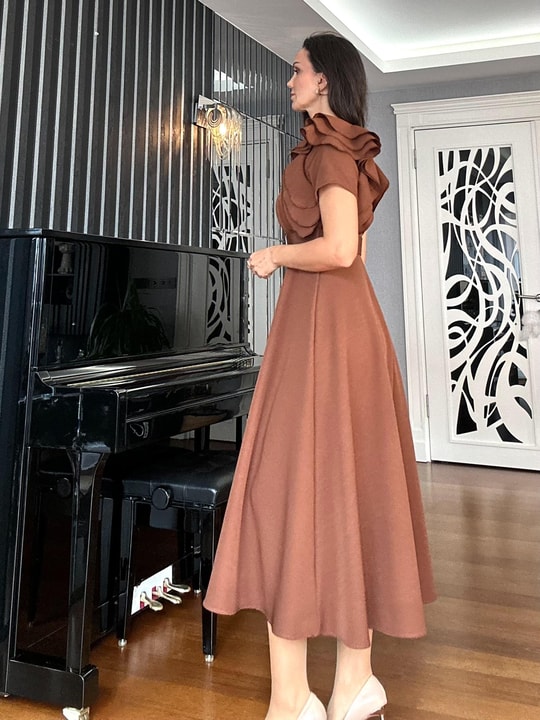 Kahverengi Kolları Katlı Kemerli Elbise