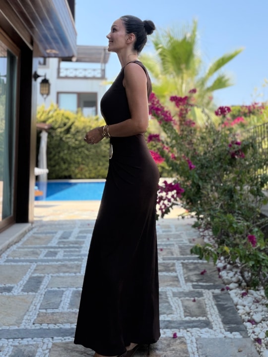 Kahverengi Omuzu Ve Beli Tokalı Yan Büzgülü Elbise