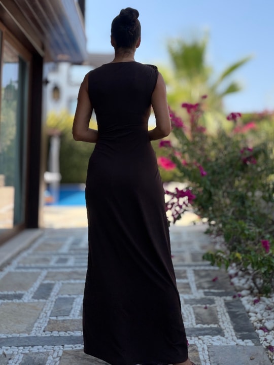 Kahverengi Omuzu Ve Beli Tokalı Yan Büzgülü Elbise