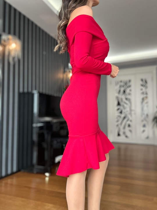 Kırmızı Omuz Dekolteli Eteği Volanlı  Elbise