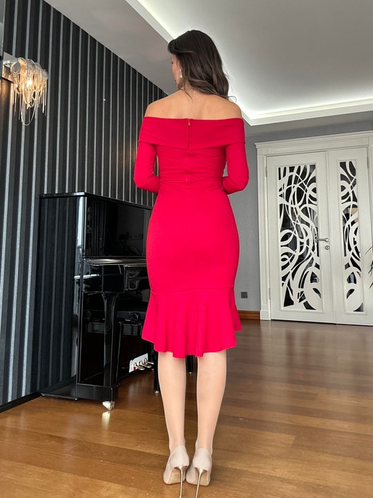 Kırmızı Omuz Dekolteli Eteği Volanlı  Elbise