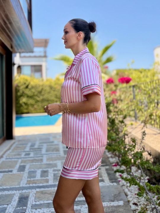 Pembe Beyaz Çizgili Şortlu Saten Pijama Takım
