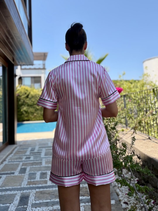 Pembe Beyaz Çizgili Şortlu Saten Pijama Takım