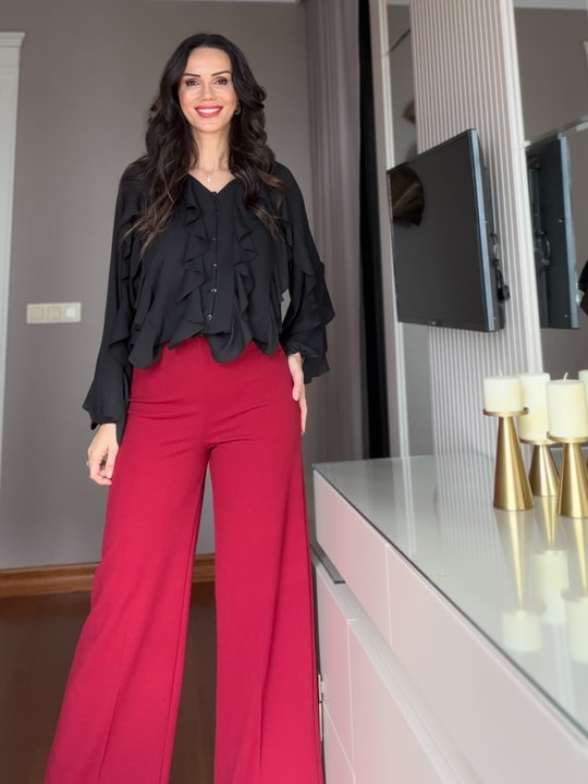 Siyah Katlı Volanlı Gömlek