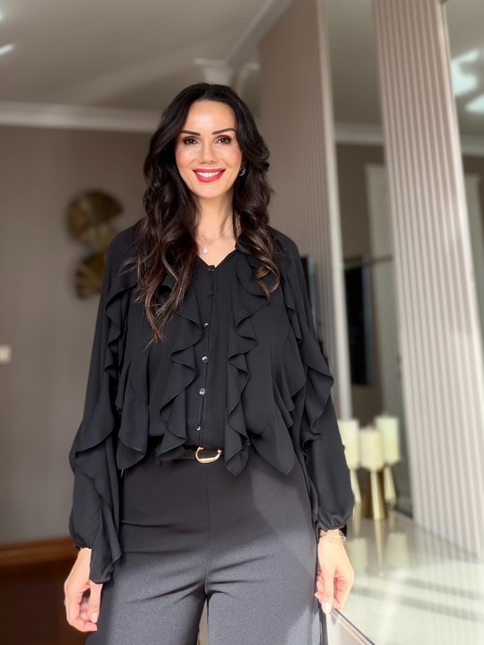 Siyah Katlı Volanlı Gömlek