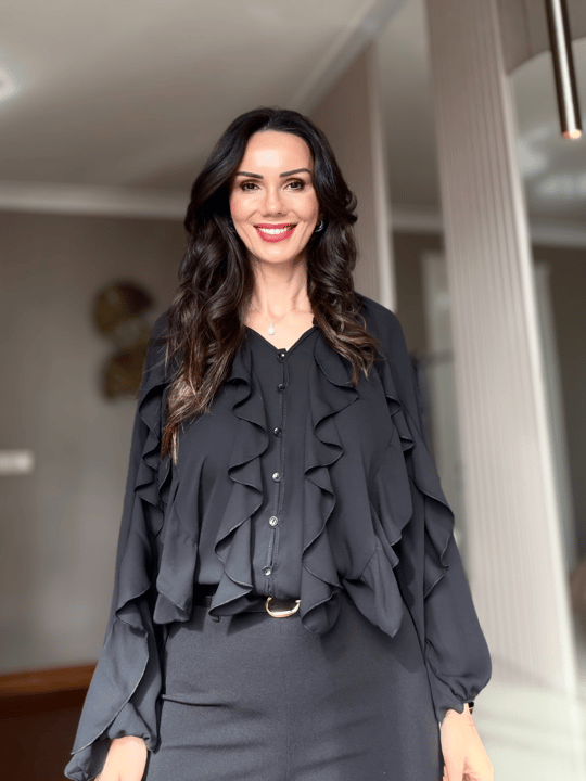 Siyah Katlı Volanlı Gömlek