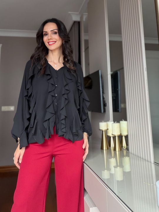 Siyah Katlı Volanlı Gömlek